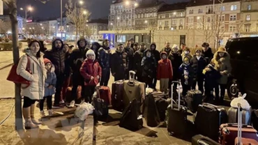 Đại sứ quán, cộng đồng tại Hungary đón, hỗ trợ bà con từ Ukraine. (Ảnh: TTXVN)