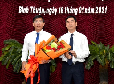 Bí thư Tỉnh ủy Bình Thuận Dương Văn An tặng hoa chúc mừng ông Lê Tuấn Phong (người cầm hoa) được bầu giữ chức vụ Chủ tịch UBND tỉnh Bình Thuận nhiệm kỳ 2016 – 2021.