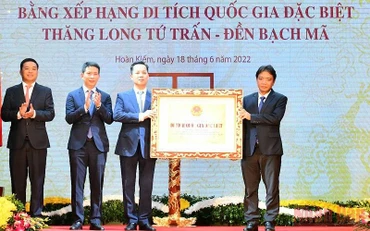 Thứ trưởng Văn hóa, Thể thao và Du lịch trao bằng xếp hạng di tích Quốc gia đặc biệt Thăng Long Tứ Trấn cho lãnh đạo quận Hoàn Kiếm. (Ảnh: THỦY NGUYÊN)