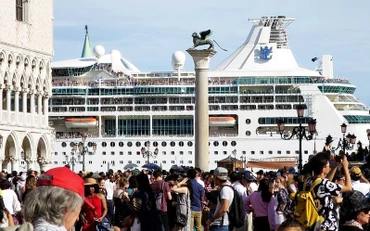 Venice sẽ áp dụng thu phí du lịch để hạn chế lượng du khách, tránh tình trạng quá tải như trước đại dịch (Ảnh: REUTERS)