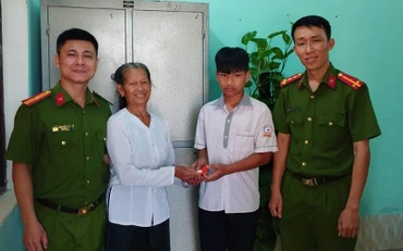 Em Phan Hoàng Quân trả lại tài sản cho người làm rơi. (Ảnh: Tiến Thành)