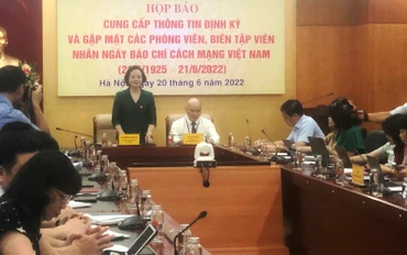 Bộ trưởng Nội vụ Phạm Thị Thanh Trà trả lời báo chí.