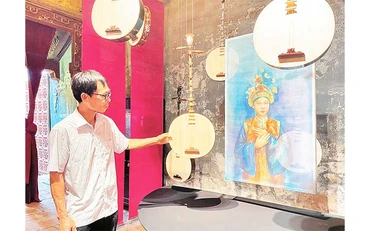 Nghệ nhân Đào Anh Tuấn giới thiệu những nhạc cụ do gia đình mình sản xuất.