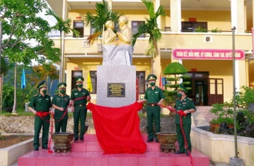 Lãnh đạo Bộ chỉ huy BĐBP tỉnh và Đồn Biên phòng cửa khẩu A Đớt cắt băng khánh thành Tượng đài “Bác Hồ với chiến sĩ biên phòng”.