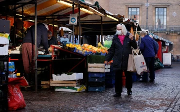 Mua sắm tại Chợ Quảng trường Cambridge, Anh, tháng 1/2022. (Ảnh: Reuters)