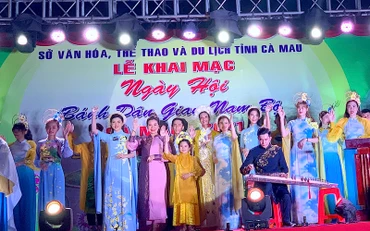 Trình diễn áo dài và bộ sưu tập áo Bà Ba trong đêm khai mạc Ngày hội bánh dân gian 2021 tại Cà Mau. 