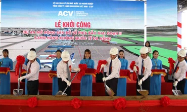 Các đại biểu thực hiện nghi thức khởi công.