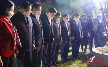 Thủ tướng Phạm Minh Chính và các đồng chí lãnh đạo Đảng, Nhà nước dâng hoa, nghiêng mình tưởng nhớ Đại tướng Võ Nguyên Giáp.
