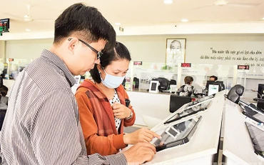 Người dân tra cứu hồ sơ qua cơ sở dữ liệu dùng chung tại UBND quận 12.