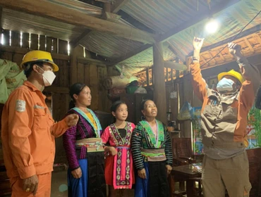 Niềm vui của các hộ dân tộc H’Mông bản Bãi Tám khi có điện.