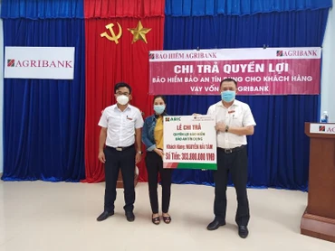 Đại diện Bảo hiểm Agribank chi trả quyền lợi bảo hiểm Bảo an tín dụng cho khách hàng vay vốn tại Agribank.