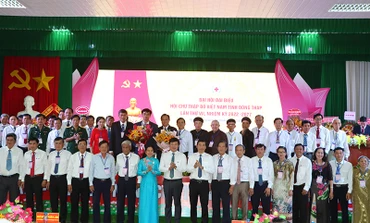Đại biểu tặng hoa chúc mừng Ban Chấp hành Hội Chữ thập đỏ tỉnh Đồng Tháp khóa 7.