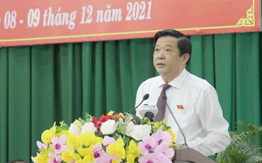 Bí thư Tỉnh uỷ Vĩnh Long Bùi Văn Nghiêm phát biểu khai mạc kỳ họp sáng 8/12. (Ảnh: Bá Dũng)