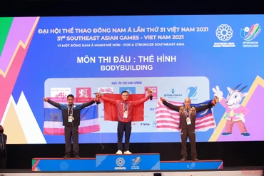 Đằng sau tấm Huy chương Vàng quý giá là nghị lực vươn lên của lực sĩ Đặng Thanh Tùng. (Ảnh: SƠN BÁCH)