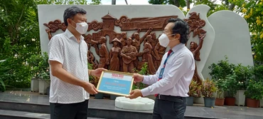 Đại diện Báo Nhân Dân trao kinh phí của Quỹ Hạt giống Việt cho đại diện Trường đại học Khoa học - Xã hội và Nhân văn nhằm hỗ trợ cho sinh viên có hoàn cảnh khó khăn trong dịch Covid-19.