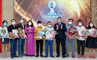 Lãnh đạo tỉnh Quảng Nam trao Giải thưởng Báo chí Huỳnh Thúc Kháng cho tác giả và nhóm tác giả đoạt giải nhất. (Ảnh: QUỐC VIỆT)