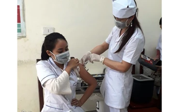 Trung tâm Y tế TP Hưng Yên tổ chức tiêm phòng Covid-19 cho cán bộ, nhân viên y tế của trung tâm.