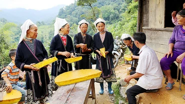Những miếng sáp ong được chia đều cho bà con trong bản.