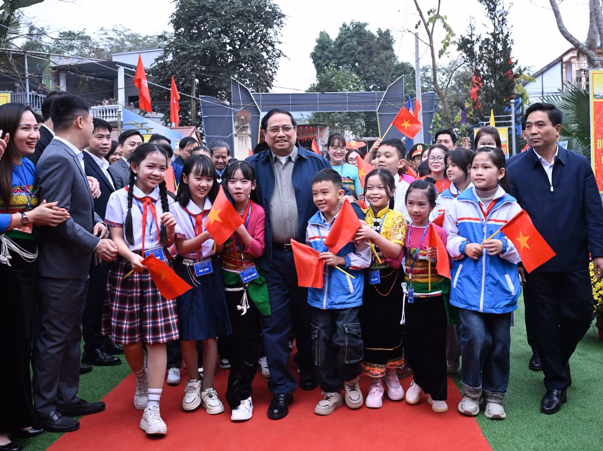 Thủ tướng Phạm Minh Chính với thầy và trò trường liên cấp Cẩm Thạch, Xã Cẩm Thạch, Thanh Hóa. 