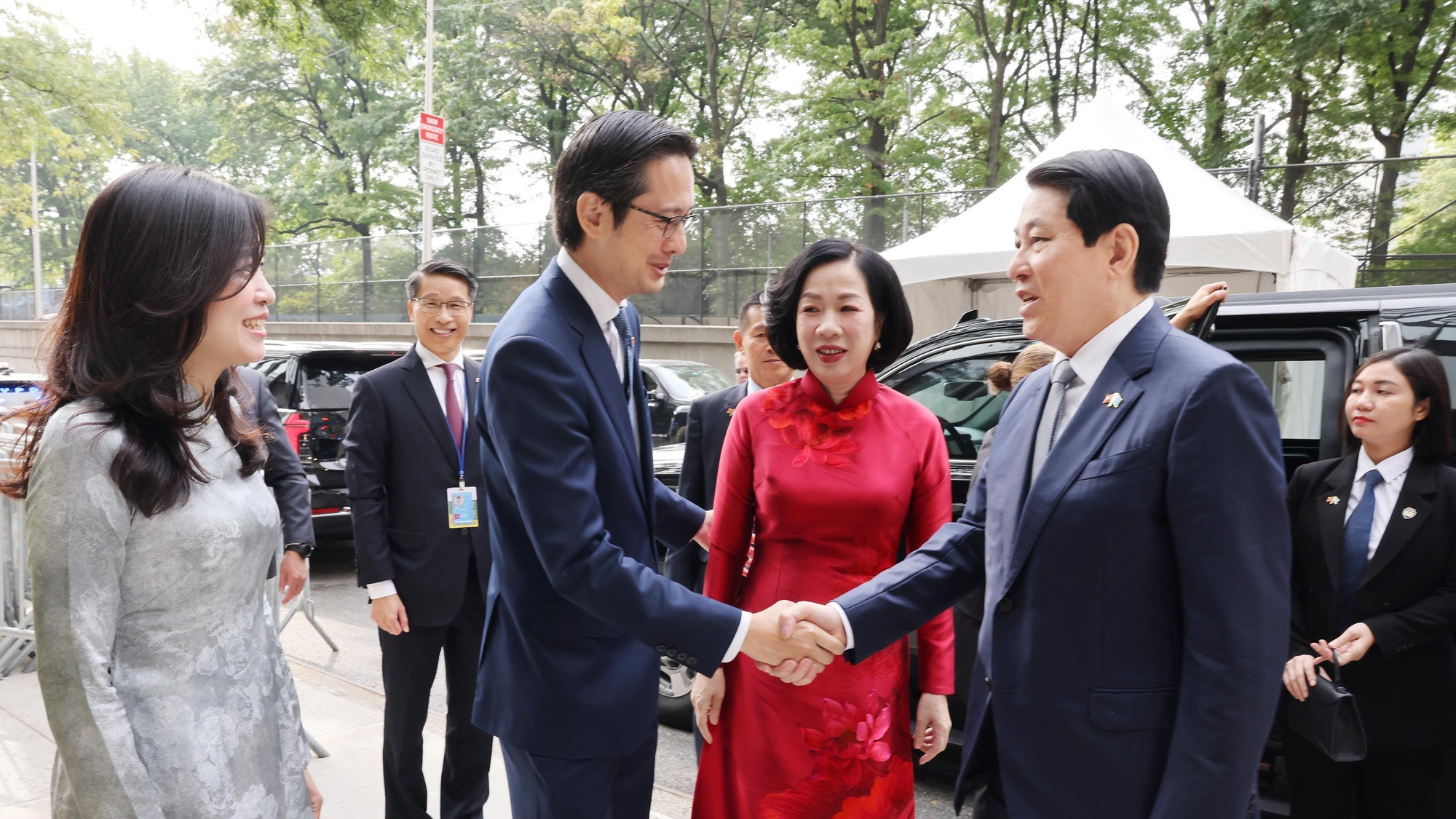 Đại sứ, Trưởng phái đoàn thường trực Việt Nam tại Liên hợp quốc Đỗ Hùng Việt đón Chủ tịch nước Lương Cường và phu nhân. (Ảnh: TTXVN)