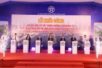 Chủ tịch Ủy ban nhân dân thành phố Hà Nội Vũ Đại Thắng và các đại biểu thực hiện nghi lễ khởi công dự án đầu tư xây dựng ba đoạn đường trên tuyến đường Vành đai 2,5.