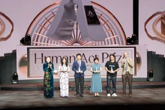 Vietnam Airlines được trao tặng giải thưởng Human Act Prize cho hạng mục Dự án Bền bỉ Cùng Sen Vàng kết nối yêu thương. 