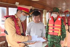 Cảnh sát giao thông đường thủy Công an tỉnh Quảng Ninh phối hợp với các lực lượng chức năng tăng cường kiểm tra các tàu du lịch chở khách tham quan Vịnh Hạ Long.