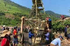 Bà con nhân dân các bản trong xã Chà Nưa góp sức cải tạo cảnh quan giúp bản Nà Sự duy trì mô hình bản du lịch cộng đồng. (Ảnh: BÍCH HẠNH)
