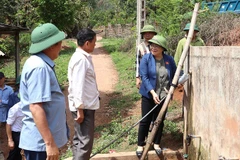 Bà Giàng Thị Hoa, Phó Chủ tịch Hội đồng nhân dân tỉnh Điện Biên, đánh giá cao hiệu quả sử dụng công trình cấp nước sinh hoạt tại bản Huổi Sâu, xã Pa Tần, huyện Nậm Pồ.