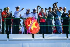 [Ảnh] Các nhà báo rưng rưng xúc động tại Lễ tưởng niệm các chiến sĩ hy sinh ở Gạc Ma