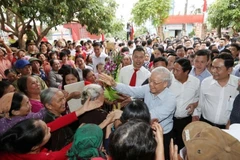 Tổng Bí thư Nguyễn Phú Trọng với nhân dân tại thôn Thượng Điện, xã Vinh Quang, huyện Vĩnh Bảo trong Ngày hội đại đoàn kết toàn dân tộc tại thành phố Hải Phòng (15/11/2017). (Ảnh: TTXVN)