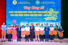 Ban tổ chức trao cờ lưu niệm cho các đội thi.