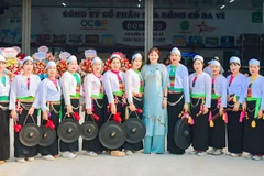 Vừa sản xuất, chị Hằng và các nhân viên người Mường vừa chú trọng giữ gìn bản sắc dân tộc mình.