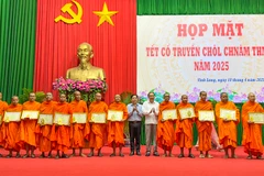 Lãnh đạo tỉnh Vĩnh Long khen thưởng những tập thể có thành tích đóng góp cho sự nghiệp xây dựng khối đại đoàn kết toàn dân tộc trên địa bàn.