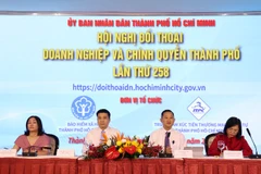 Tại hội nghị, Bảo hiểm xã hội Thành phố Hồ Chí Minh cung cấp, giải đáp các thắc mắc cho doanh nghiệp về những quy định, thay đổi liên quan chính sách bảo hiểm xã hội, bảo hiểm y tế, bảo hiểm thất nghiệp. (Ảnh: QUÝ HIỀN)