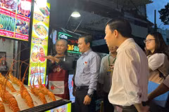 Đoàn Giám sát thuộc Ban Văn hóa-Xã hội, Hội đồng nhân dân Thành phố Hồ Chí Minh kiểm tra công tác vệ sinh, an toàn thực phẩm tại Phố ẩm thực Hồ Thị Kỷ.