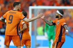 Những "cơn lốc" màu da cam cần phải cần phải nỗ lực hết sức nếu muốn giành tấm vé vào tứ kết. (Ảnh: Reuters)