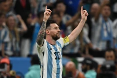 Tiền đạo Messi ăn mừng bàn thắng nâng tỷ số lên 2-0 trong trận Tứ kết gặp Hà Lan. (Ảnh: AFP/TTXVN)