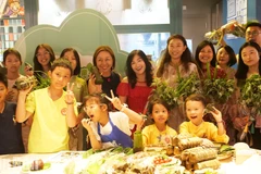 Khách mời tham dự chương trình chụp ảnh kỷ niệm.