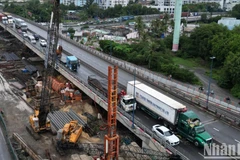 Giàn cẩu tại công trình xây dựng nút giao Mỹ Thủy, Thành phố Hồ Chí Minh đổ sập, đè trúng xe container và ô-tô 7 chỗ đang lưu thông trên đường.