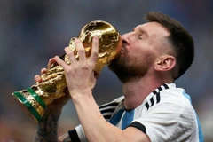 [Ảnh] Messi ẵm trọn cúp Vàng