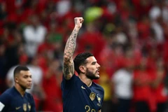 Pha ăn mừng bàn thắng mở tỷ số của hậu vệ Pháp Theo Hernandez vào lưới tuyển Maroc trong trận đấu bán kết World Cup 2022 ngày 15/12. (Ảnh: AFP/TTXVN)