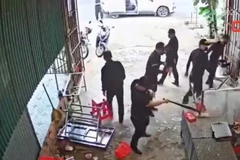 Nhóm đối tượng xông vào đập phá quán của gia đình ông Phạm Đức Đại, trú tại thôn 10, xã Ea Đar, huyện Ea Kar, tỉnh Đắk Lắk. (Ảnh chụp từ clip)