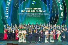 Ông Lê Đức Huy, Chủ tịch Hội đồng thành viên kiêm Tổng Giám đốc Simexco Daklak nhận biểu trưng và hoa chúc mừng doanh nghiệp có sản phẩm đạt Thương hiệu Quốc gia Việt Nam năm 2024.