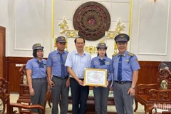 Ông Trần Anh Tuấn, Phó Tổng Giám đốc Tổng công ty Đường sắt Việt Nam trao thưởng “nóng” tập thể tổ tàu SE4.
