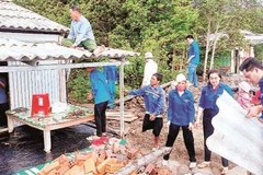 Đoàn viên, thanh niên Cà Mau hỗ trợ ngày công giúp chủ hộ tiết kiệm chi phí xây dựng nhà mới.