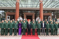 Tổng Bí thư, Chủ tịch nước Nguyễn Phú Trọng, Bí thư Quân ủy Trung ương; Đại tướng Ngô Xuân Lịch, Ủy viên Bộ Chính trị, Phó Bí thư Quân ủy Trung ương, Bộ trưởng Quốc phòng với các đại biểu dự Hội nghị Quân chính toàn quân năm 2020, ngày 7/12/2020, tại Hà Nội (Ảnh: TTXVN)