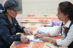 Hà Nội sẽ giảm dần chi trả lương hưu, trợ cấp bảo hiểm xã hội bằng tiền mặt. (Ảnh minh họa: VNPost)