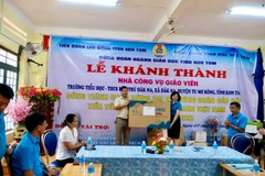 Công đoàn ngành giáo dục đã có nhiều sáng kiến chăm lo đời sống cho công đoàn viên. Trong ảnh: Phó Chủ tịch Công đoàn Giáo dục Việt Nam Đặng Hoàng Anh khánh thành Nhà công vụ giáo viên tạ Đăk Na (Tu Mơ Rông, Kon Tum)