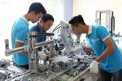 Học viên Trường cao đẳng Cơ điện Hà Nội trong một buổi thực hành.